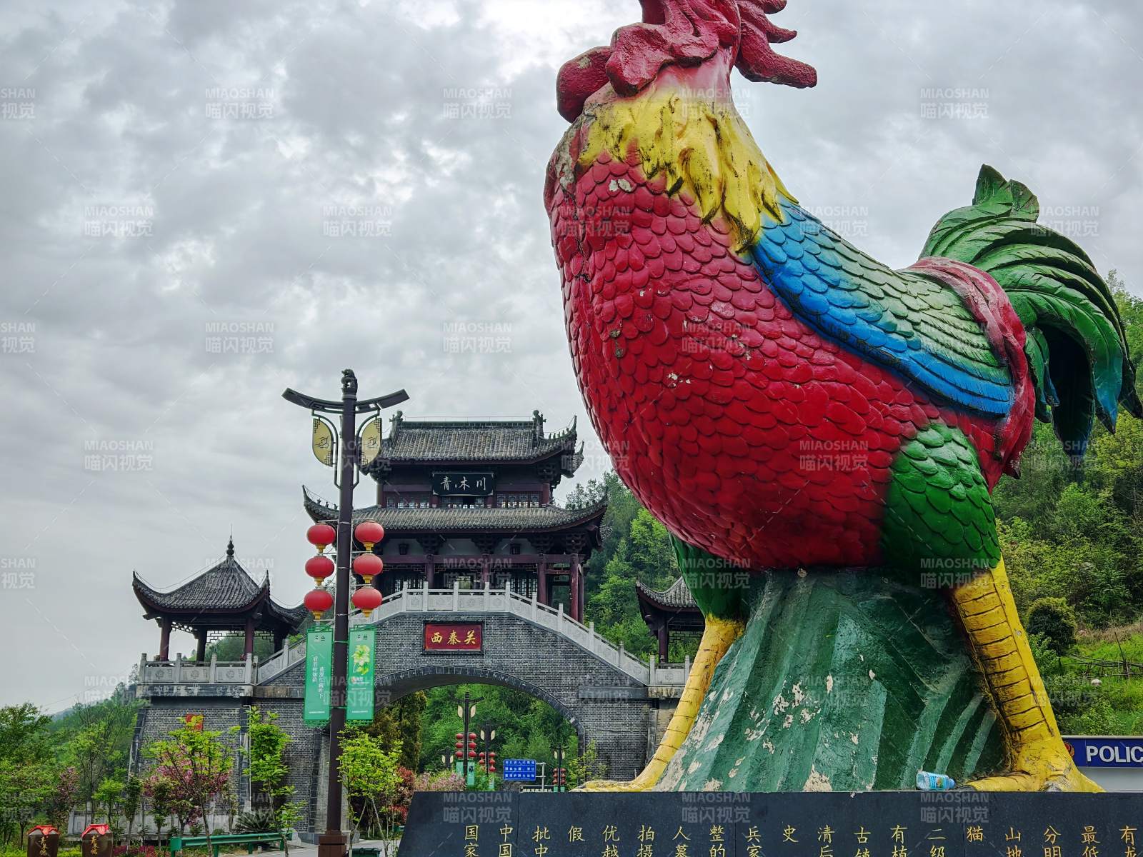 巨鸡雕塑前的古建筑图片