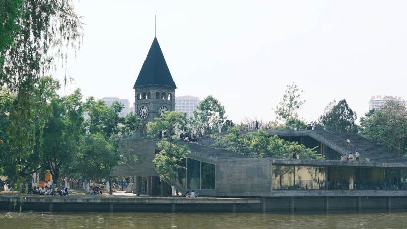 湖畔钟楼公园图片