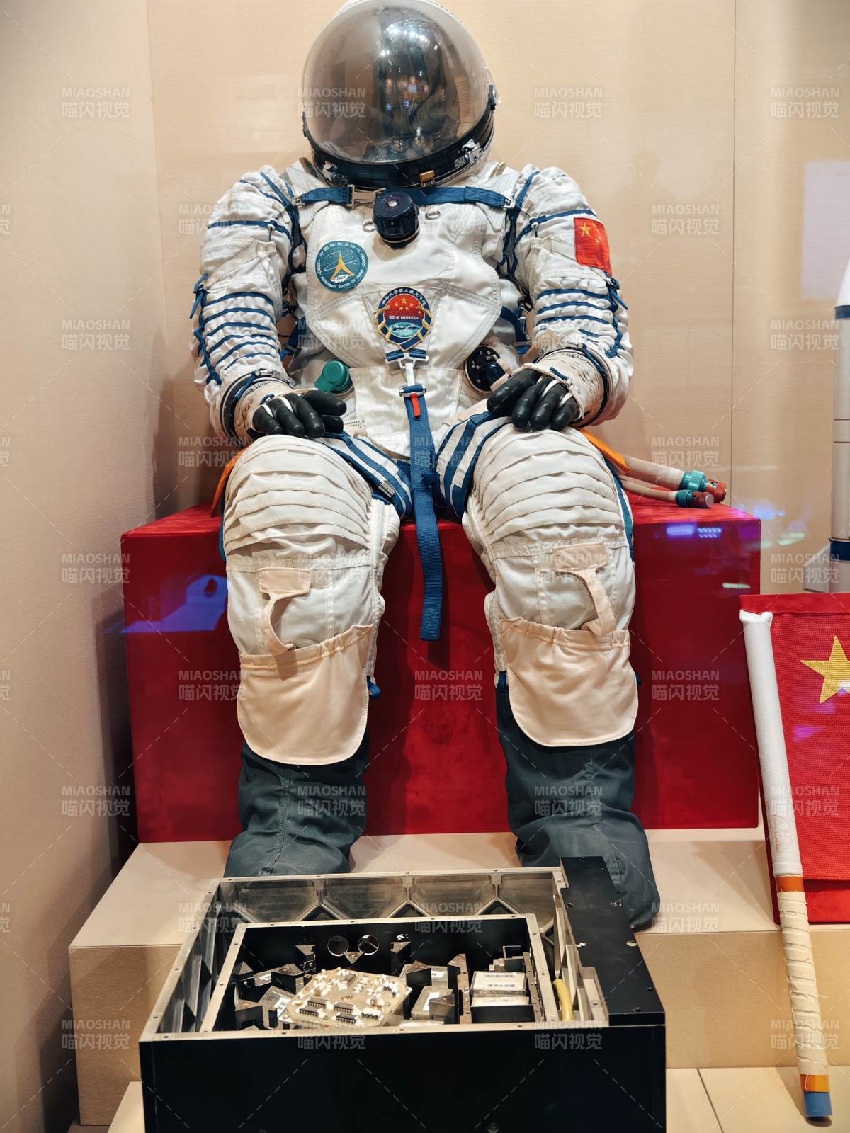 宇航服展示图片