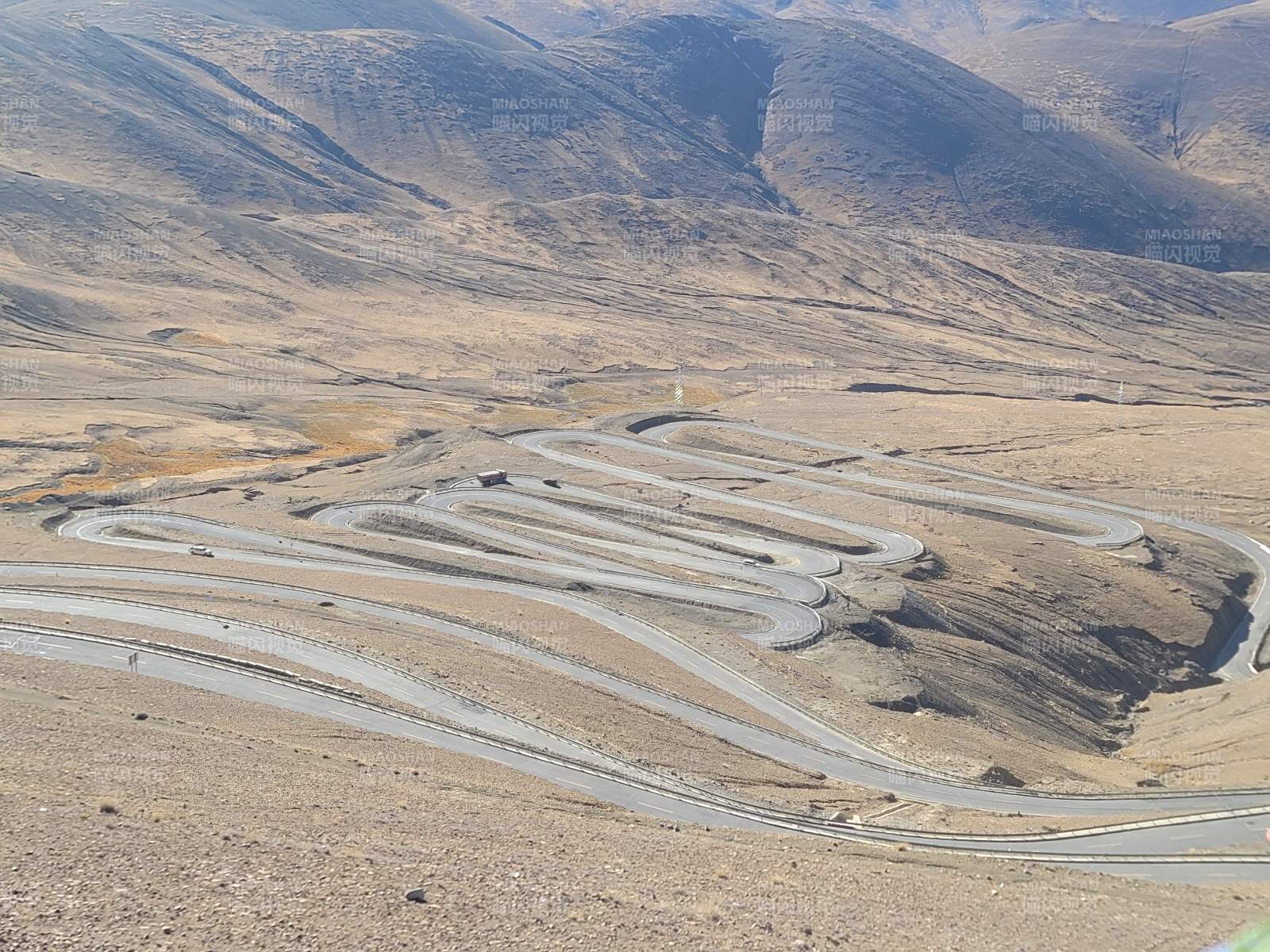 蜿蜒山路穿荒原图片