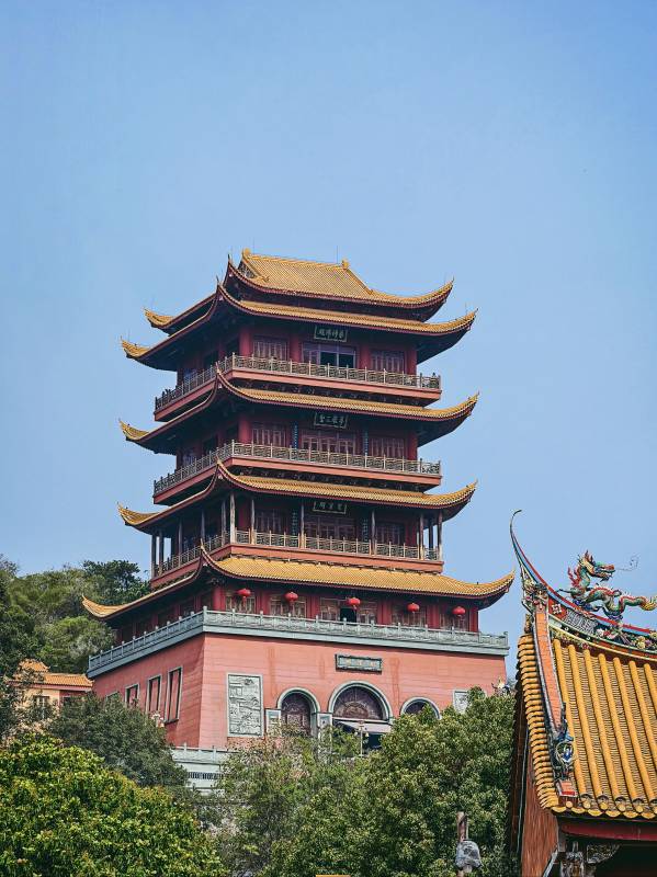 古塔巍峨入云霄图片