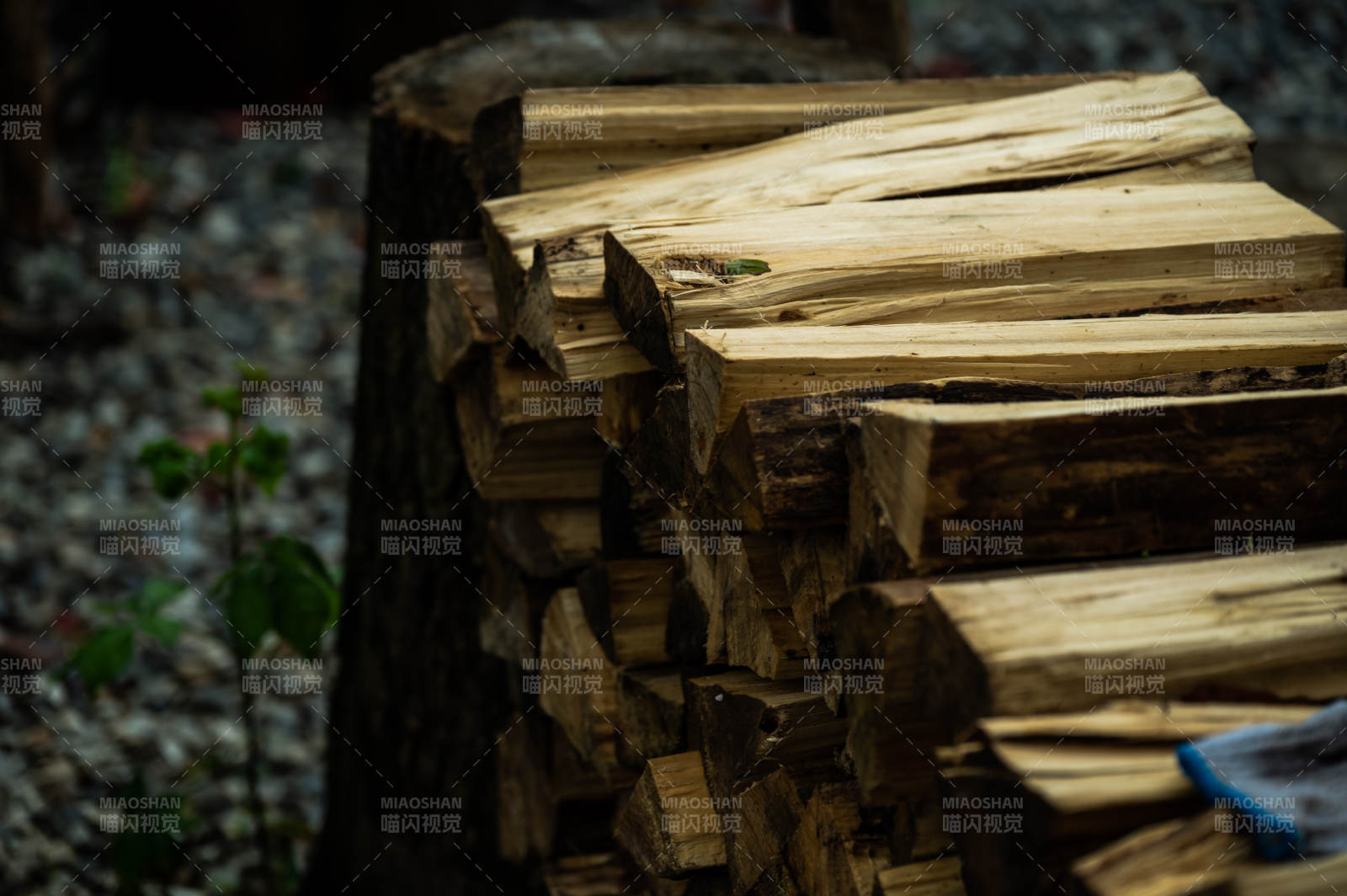 木柴堆叠图片