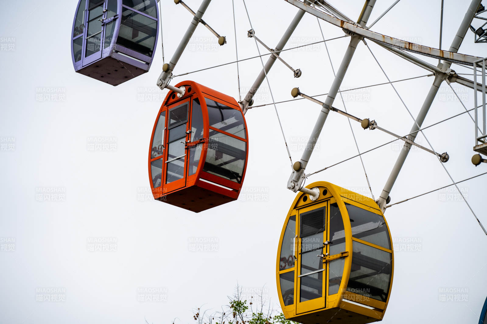 摩天轮彩色车厢图片