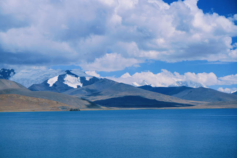 雪山湖光云影图片