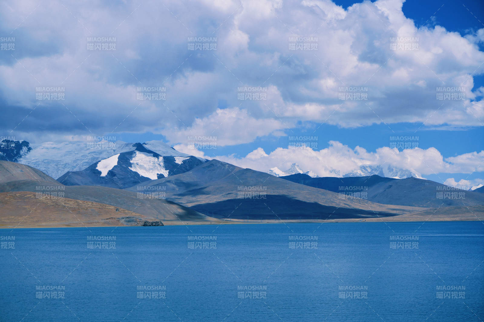 雪山湖光云影图片