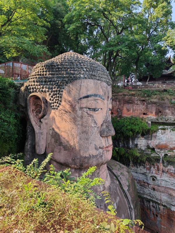 乐山大佛静谧庄严图片