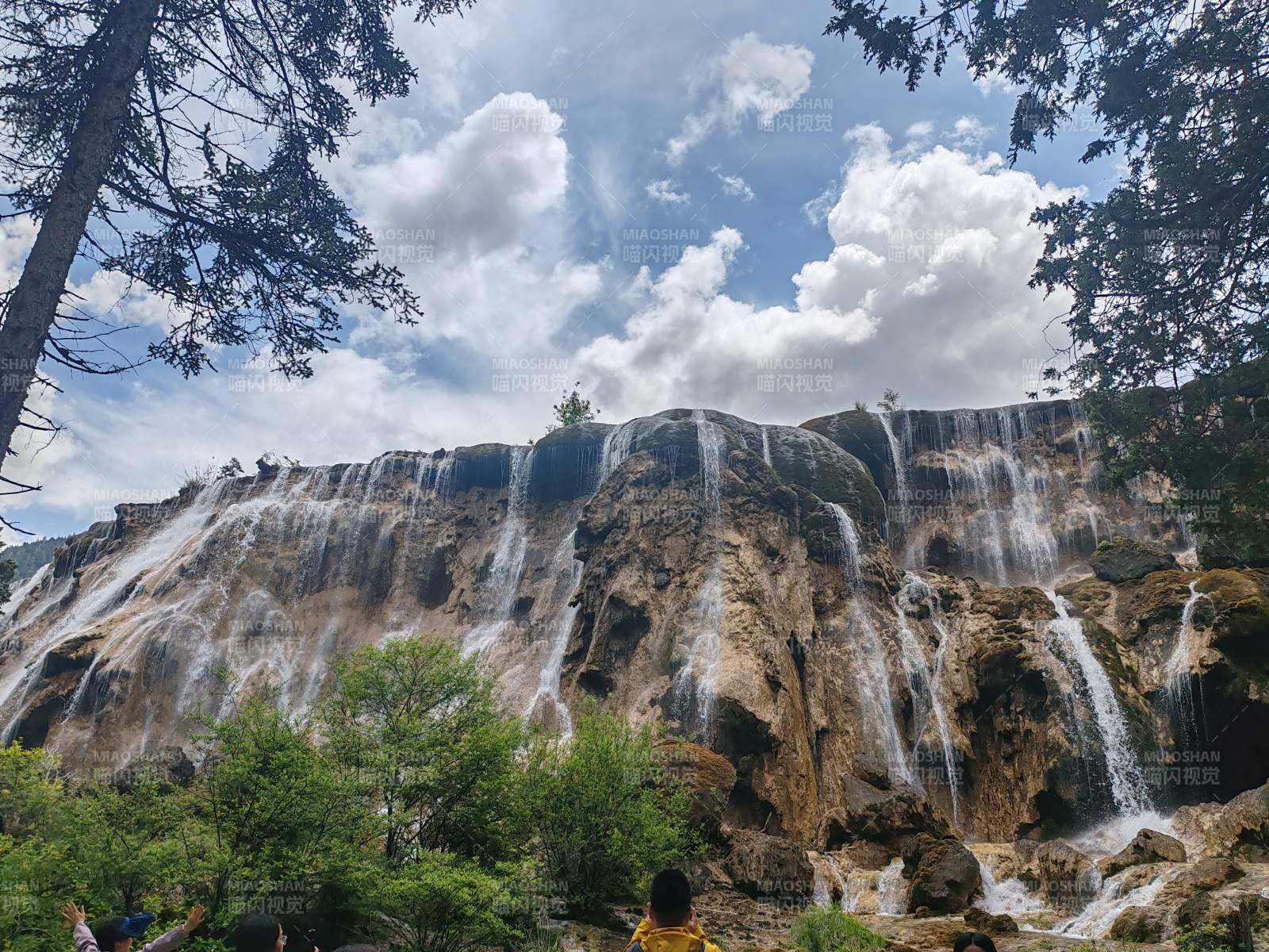 壮观瀑布群图片