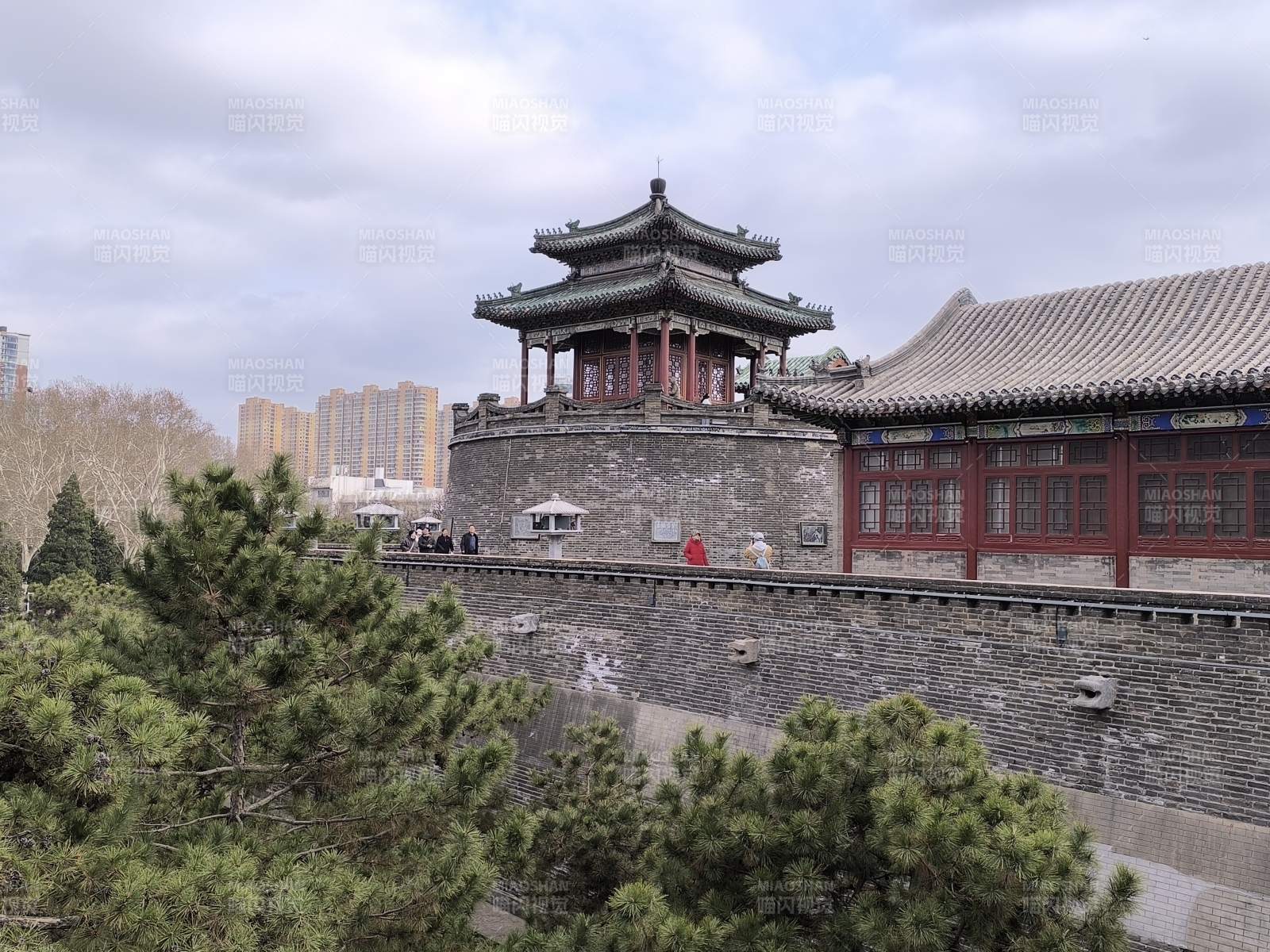 古塔楼阁映城垣图片