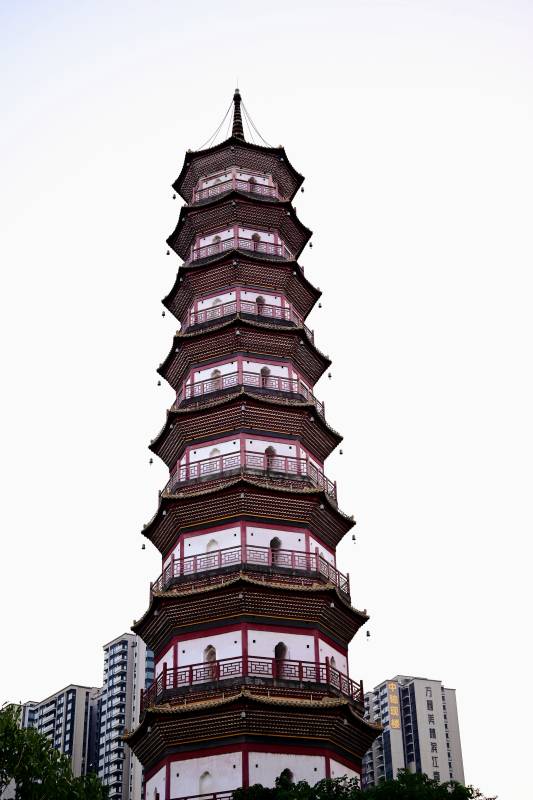 古塔耸立城市间图片