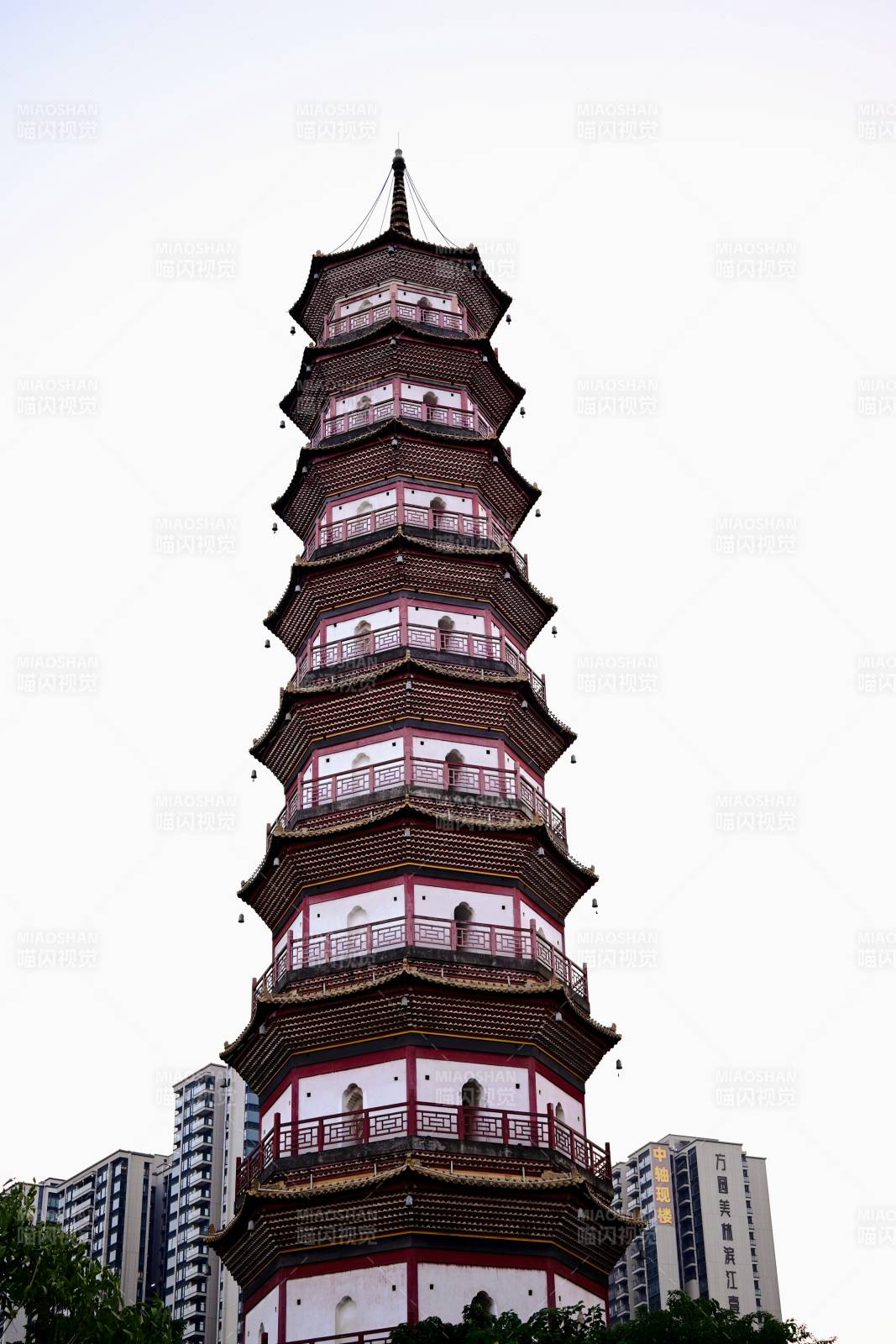 古塔耸立城市间图片