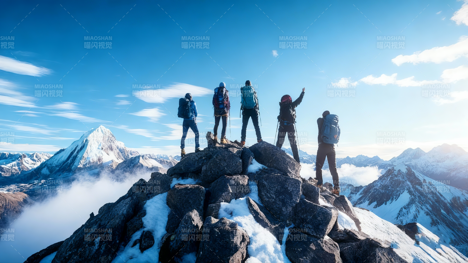 登顶远眺群峰图片