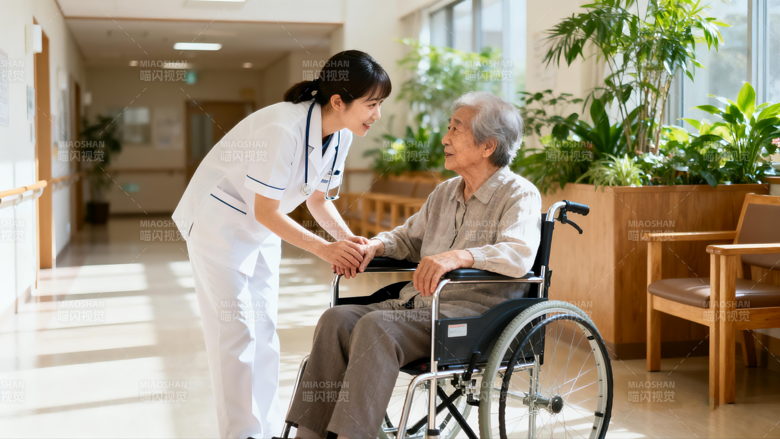 护士扶老人坐轮椅图片
