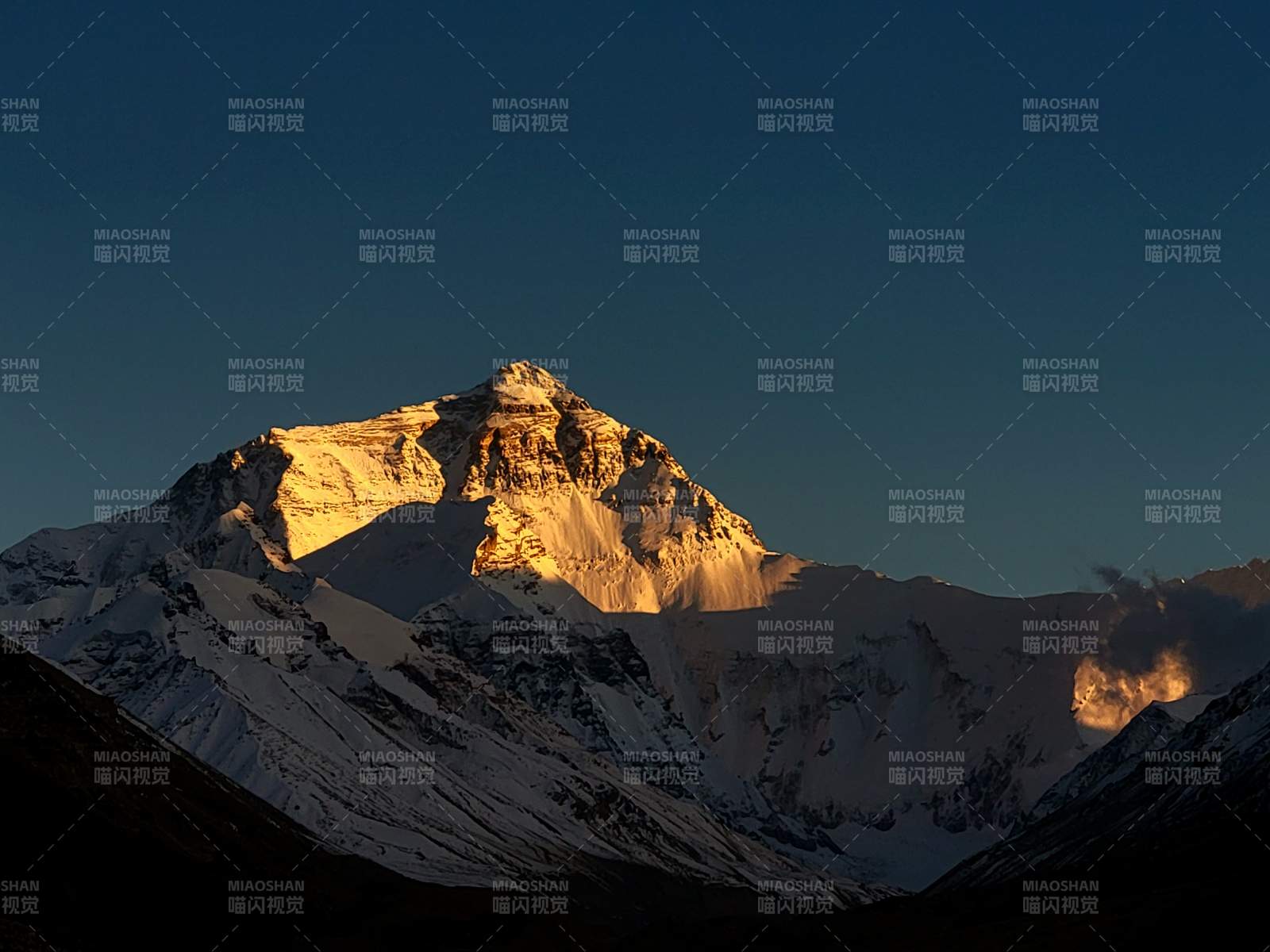 雪山之巅晨光初照图片