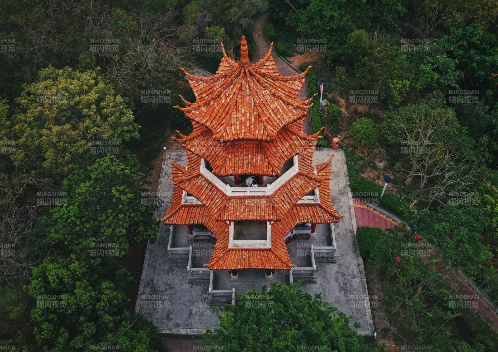 古塔林间俯瞰图片