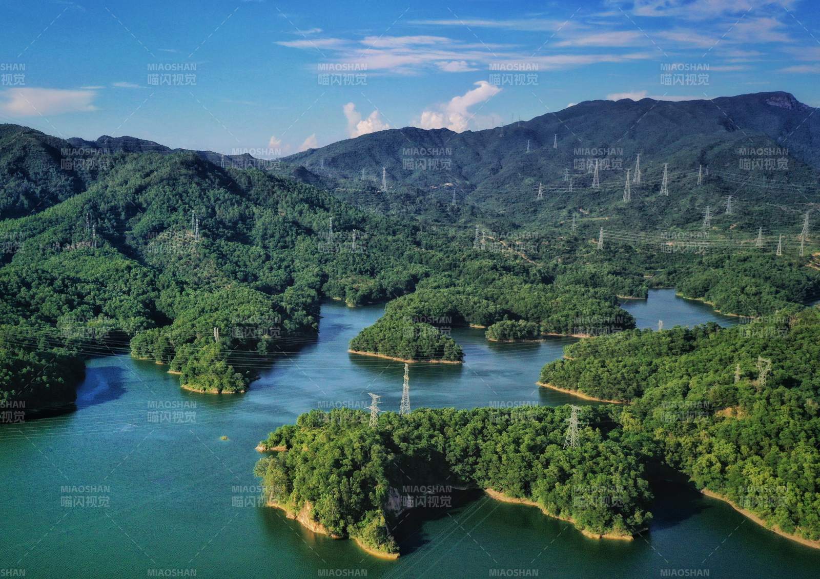 青山绿水映蓝天图片