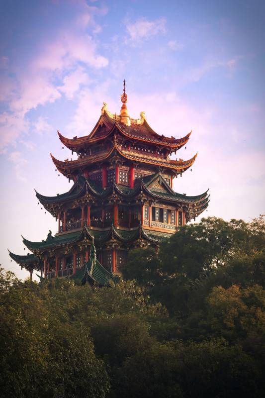 古塔凌云 绿树环绕图片