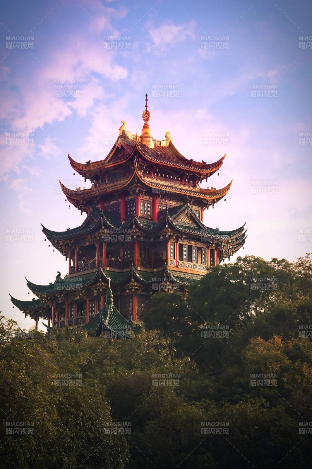 古塔凌云 绿树环绕图片