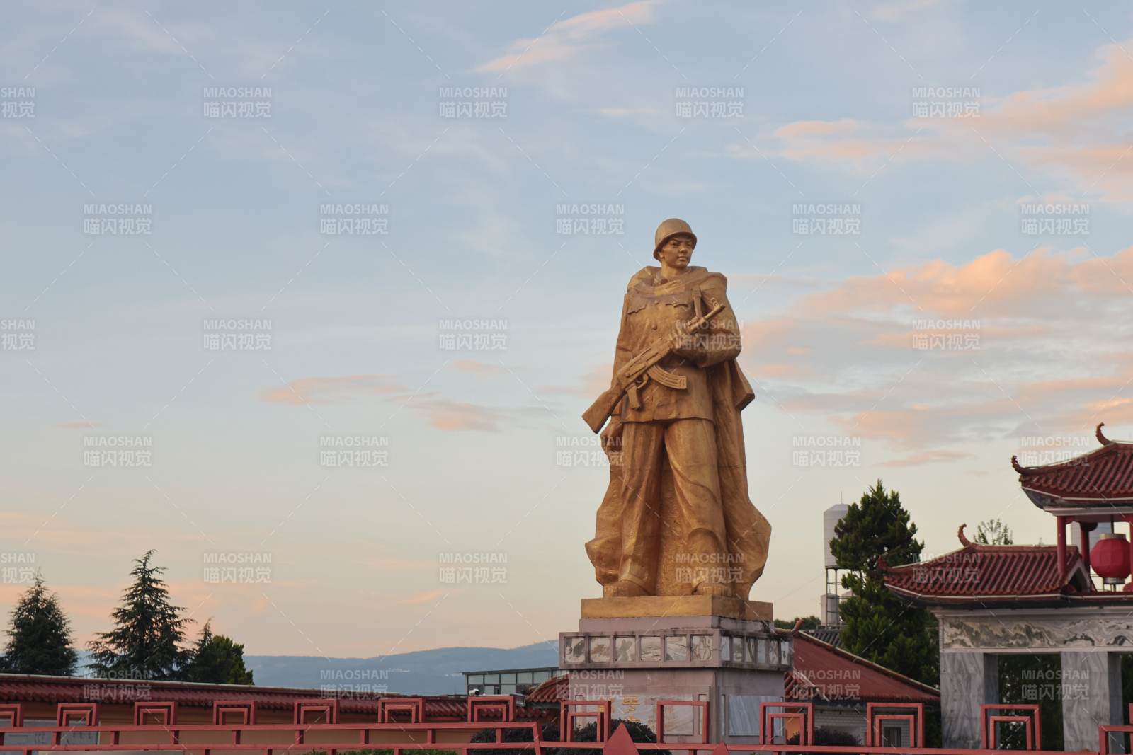 金色战士雕像图片