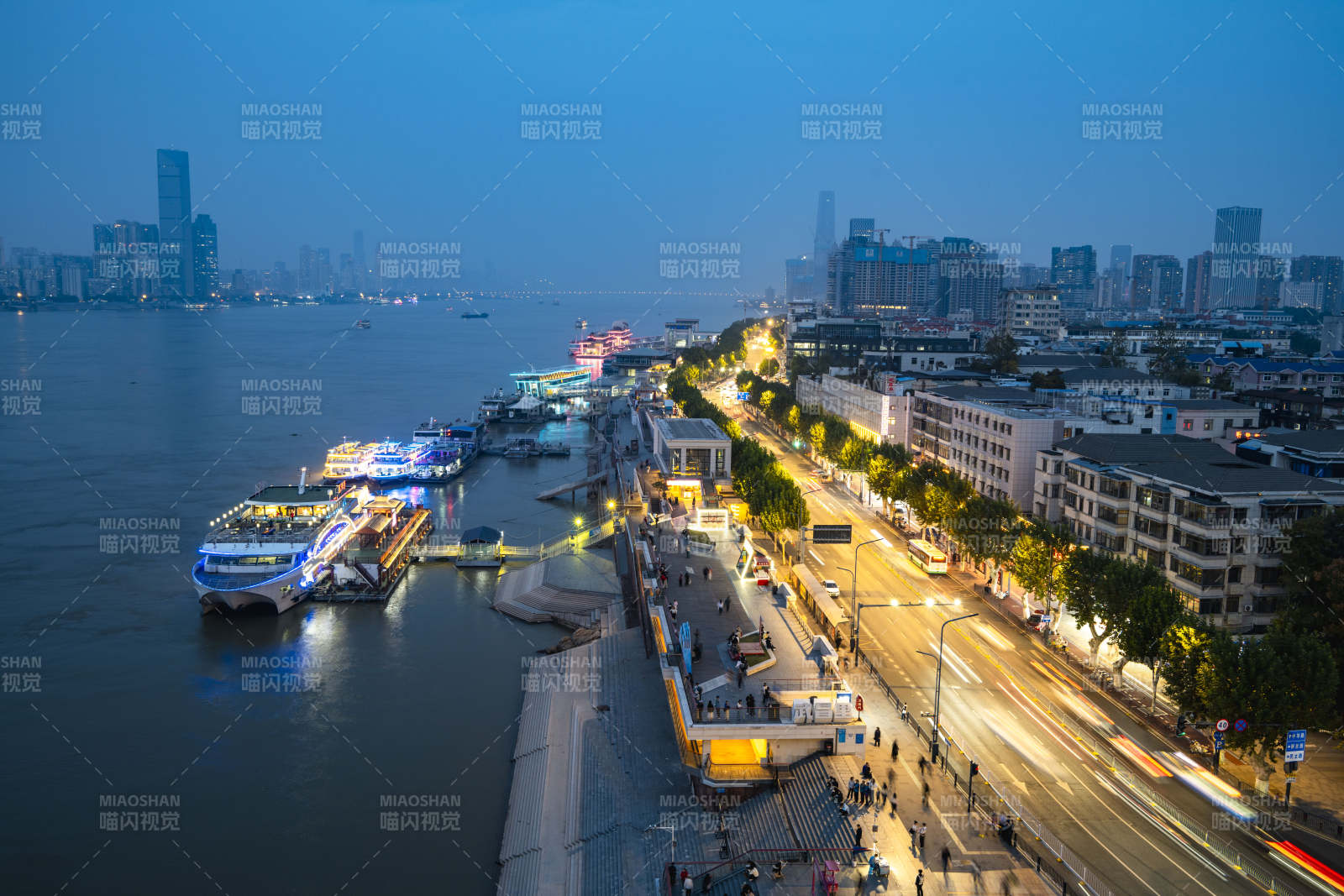 夜幕下的城市河岸图片