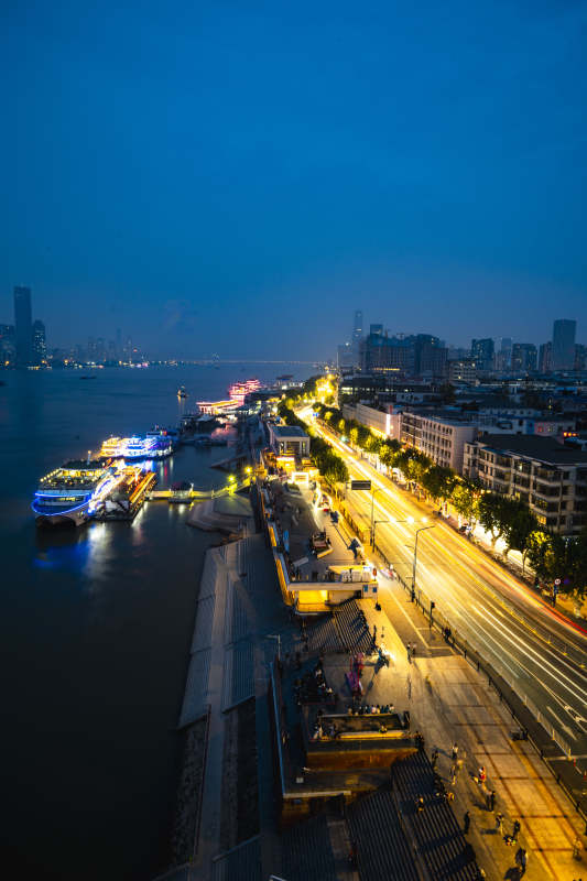 夜幕下的城市水岸图片