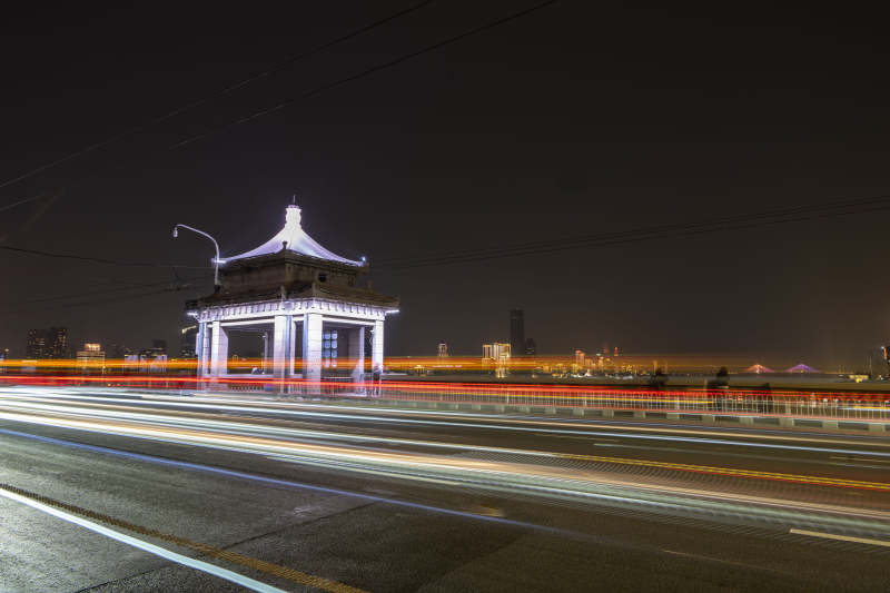 夜景中的古亭与车流图片
