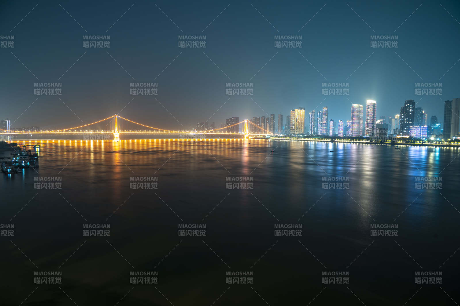 夜幕下的城市桥梁图片