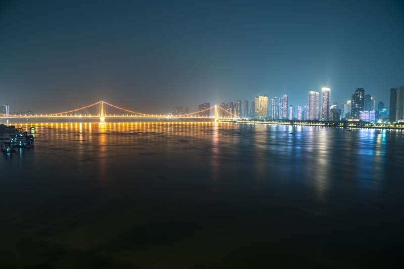 夜幕下的城市桥梁图片