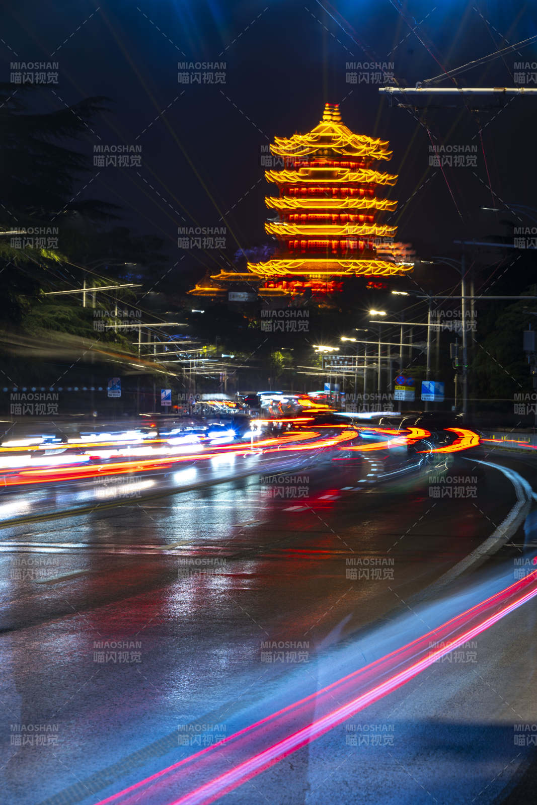 夜色中的塔楼光影图片