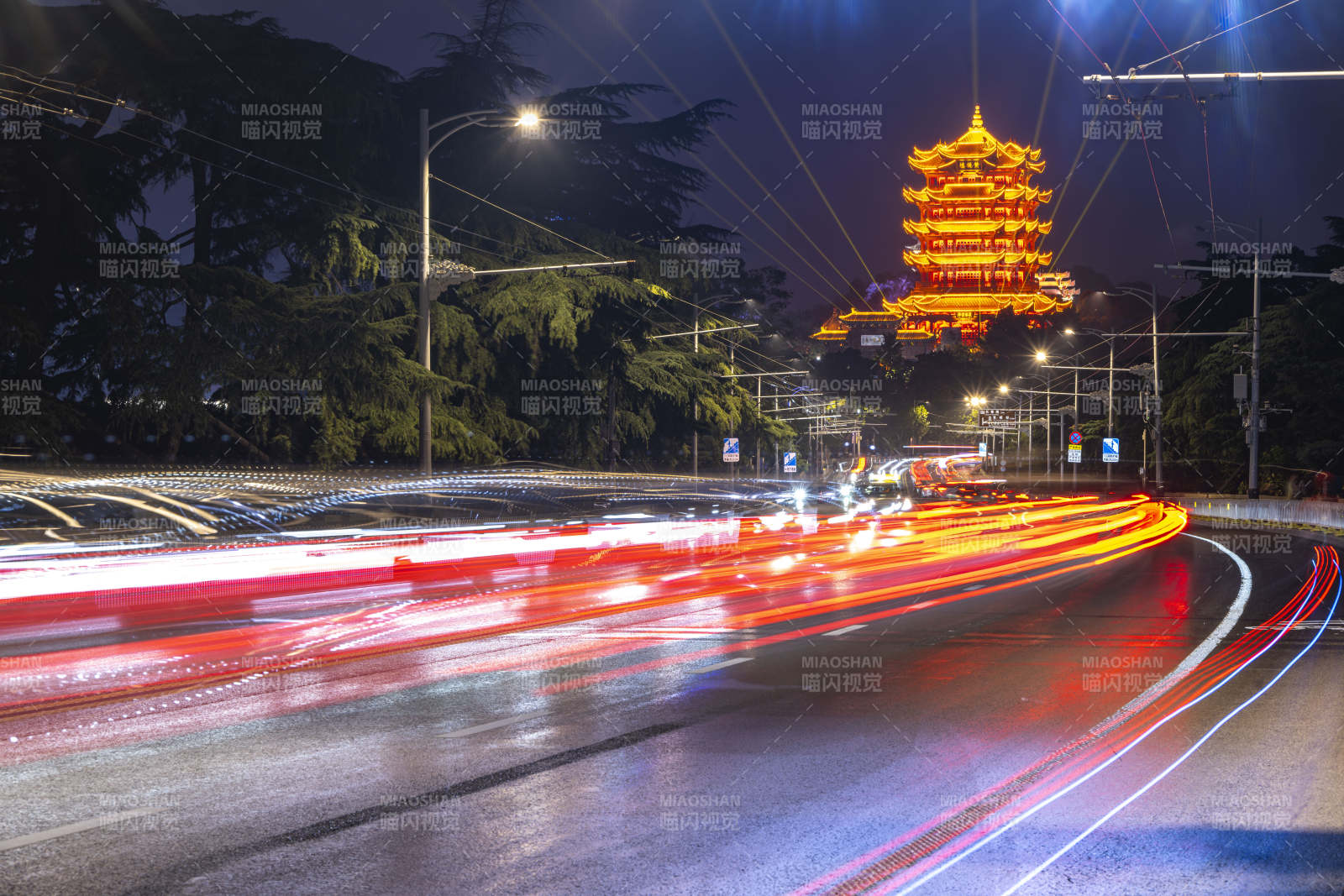 夜景塔楼车流光影图片