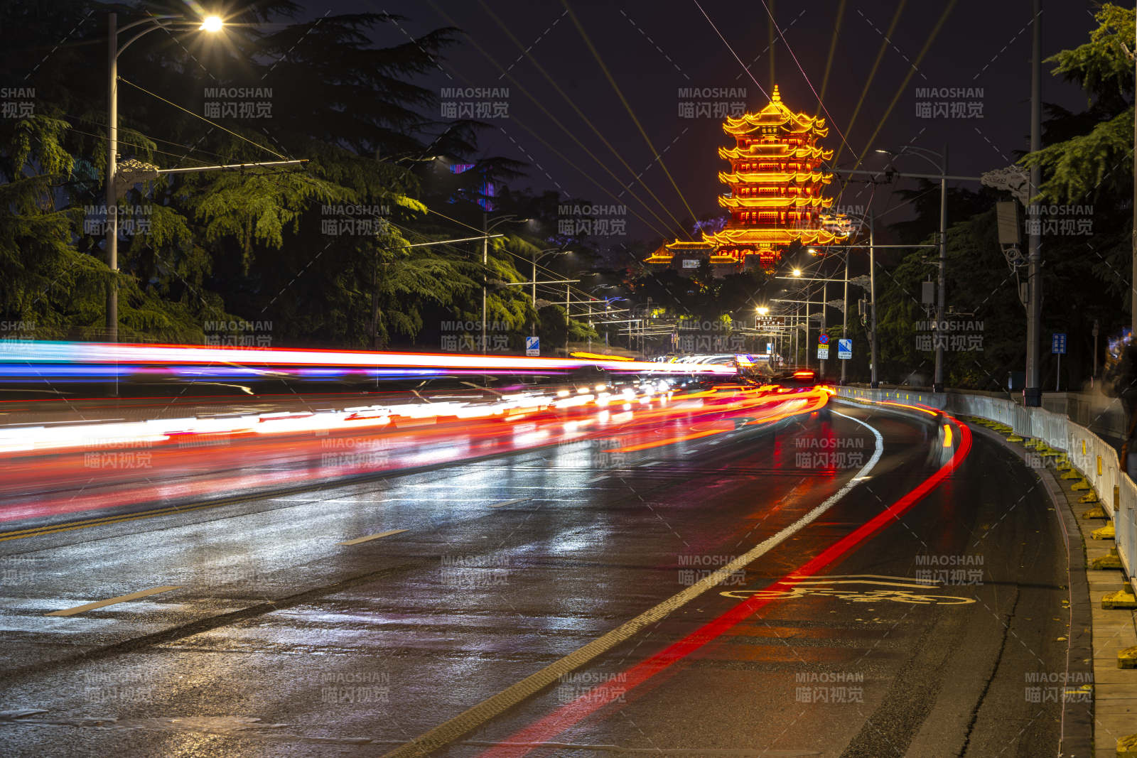 夜景塔影车流光图片