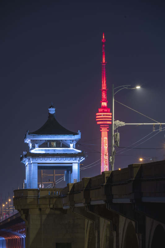 夜景中的红色塔楼图片