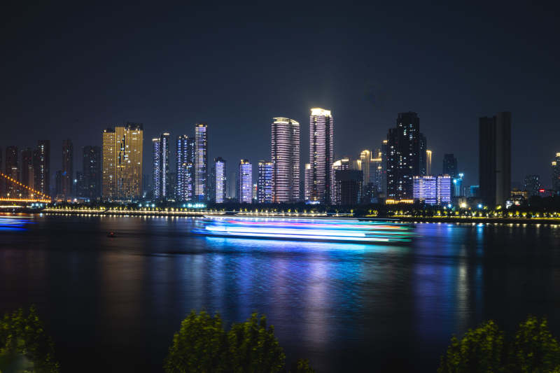 夜幕下的城市灯火图片