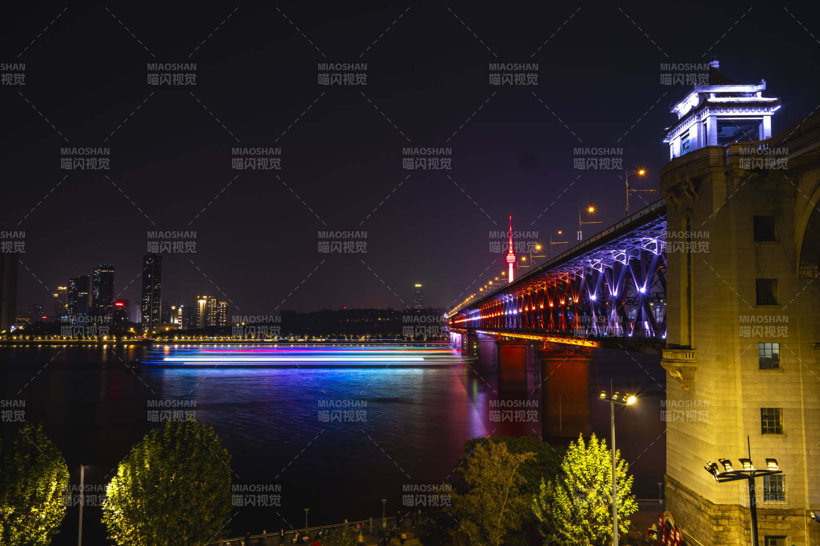 夜色中的大桥灯火辉煌图片