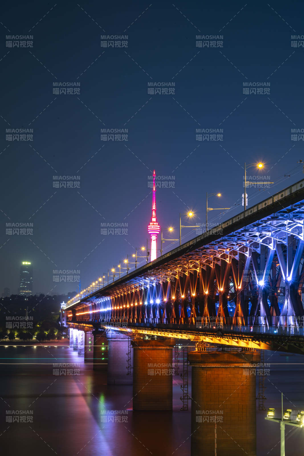 夜桥流光 塔影辉映图片