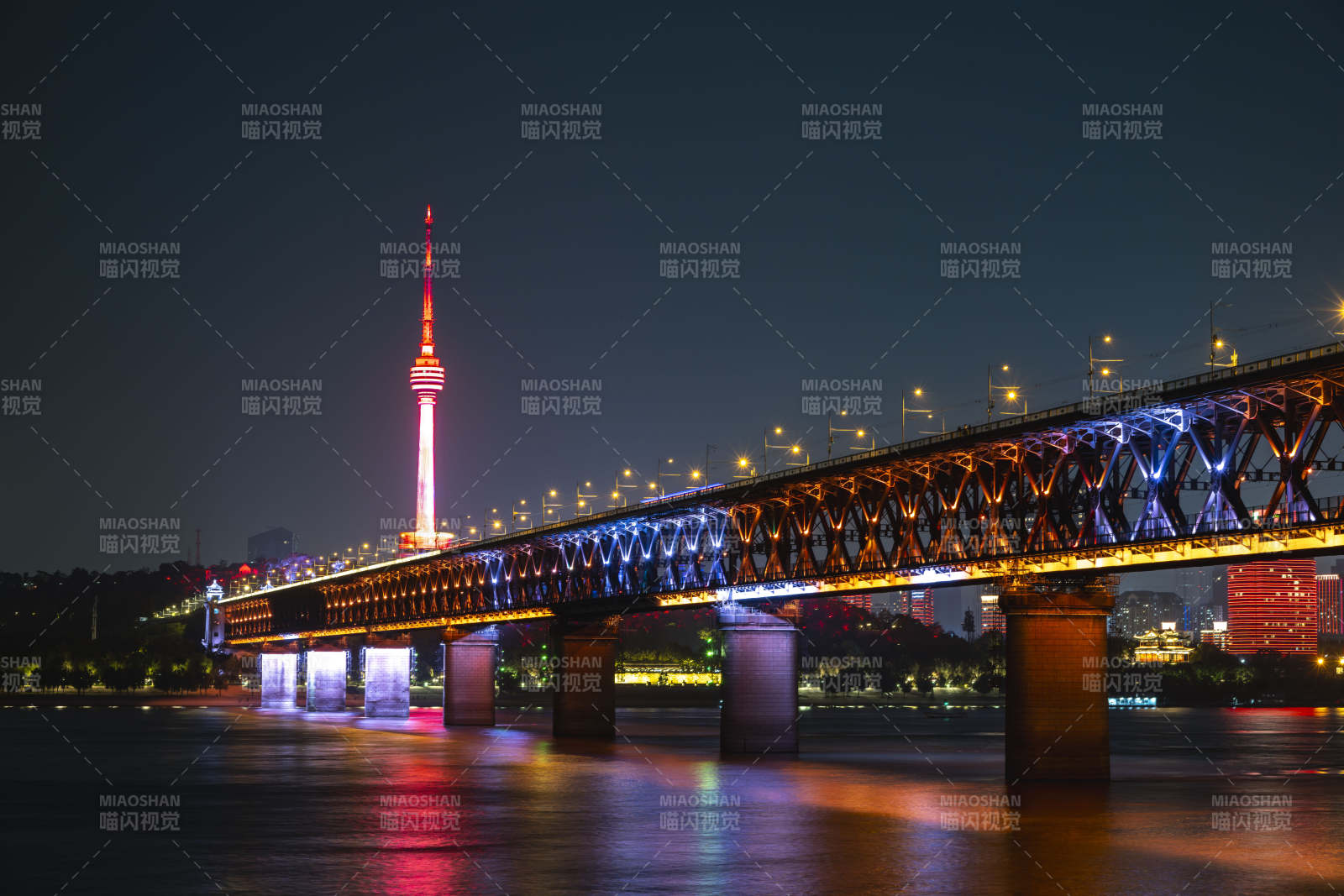 夜色中的桥塔美景图片