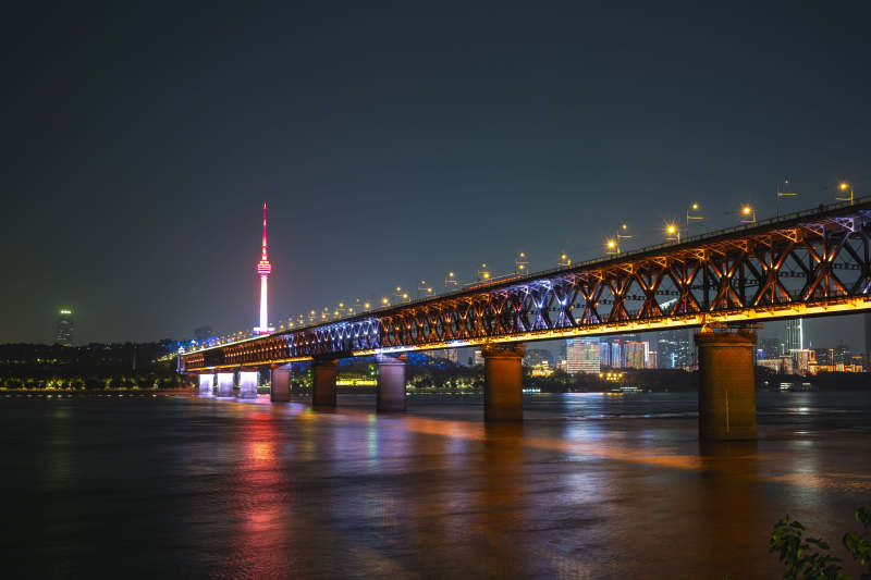 夜桥流光 塔影辉映图片