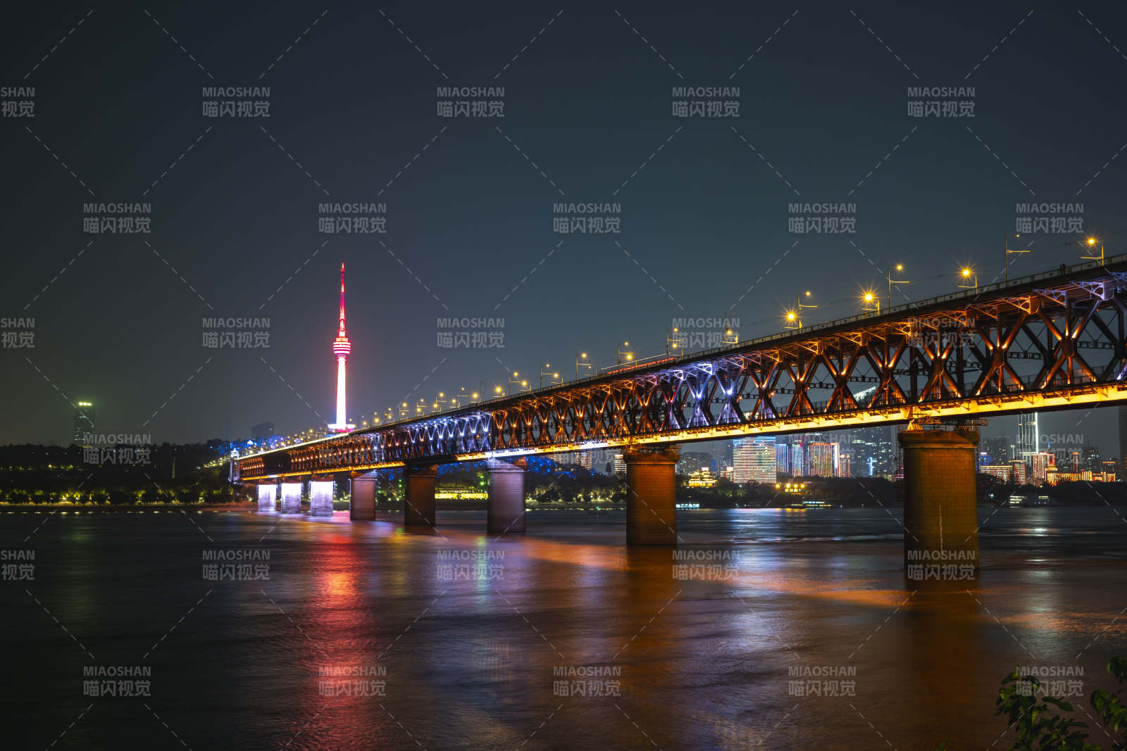 夜桥流光 塔影辉映图片