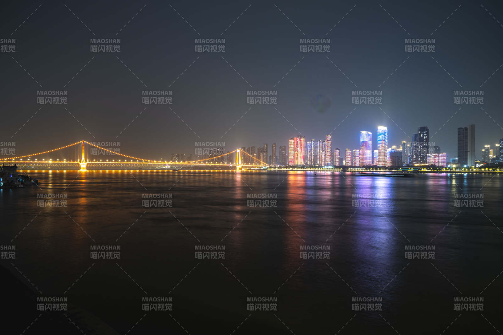 夜景大桥与城市灯光图片