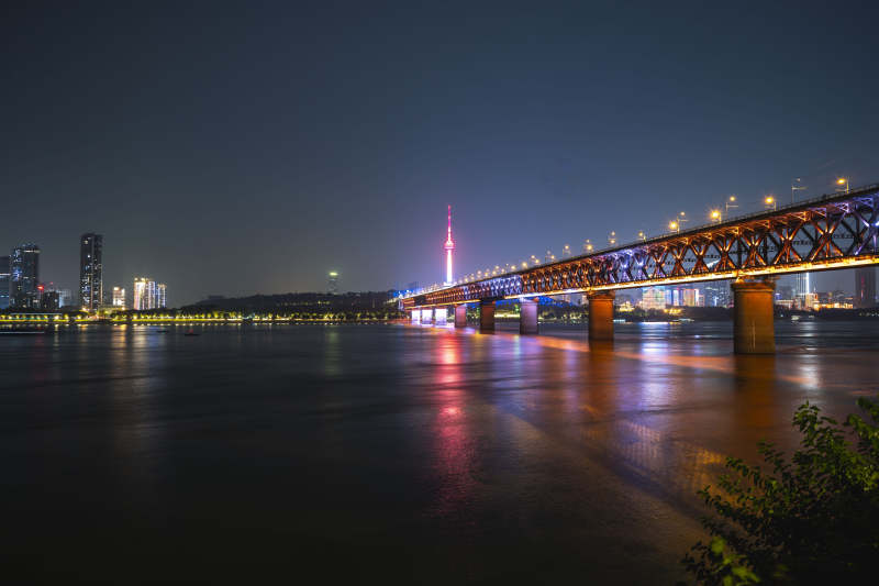 夜桥映水光图片