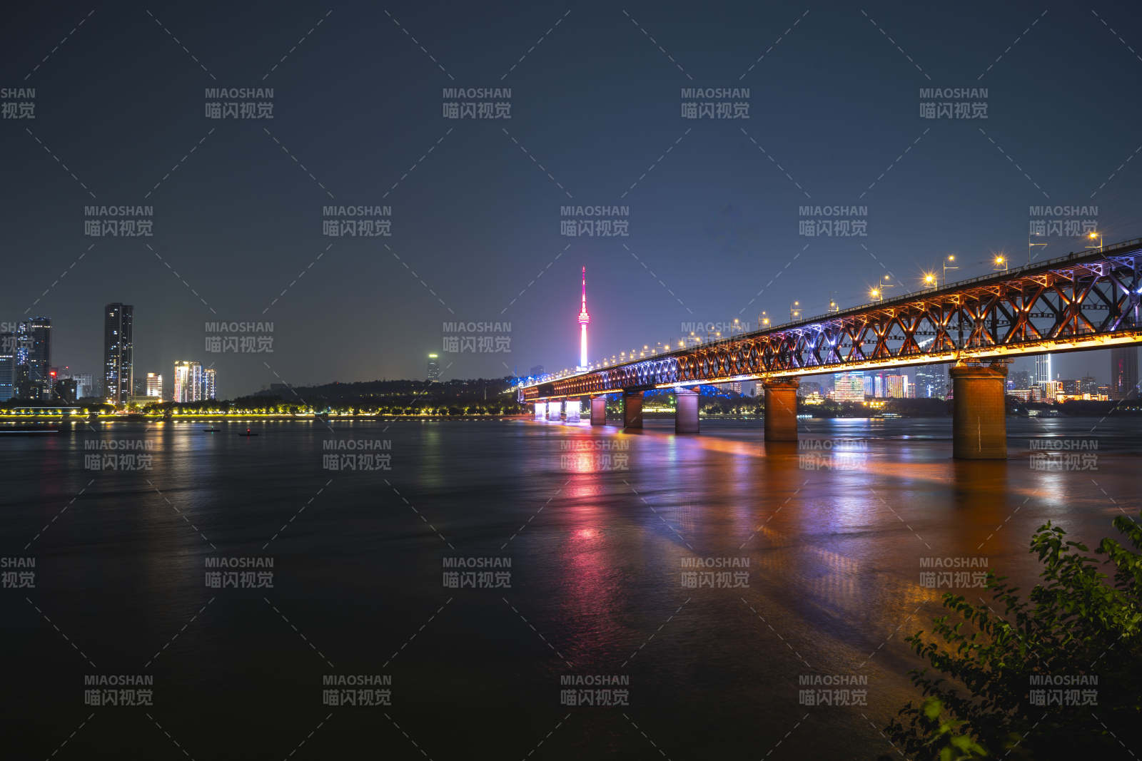 夜桥映水光图片