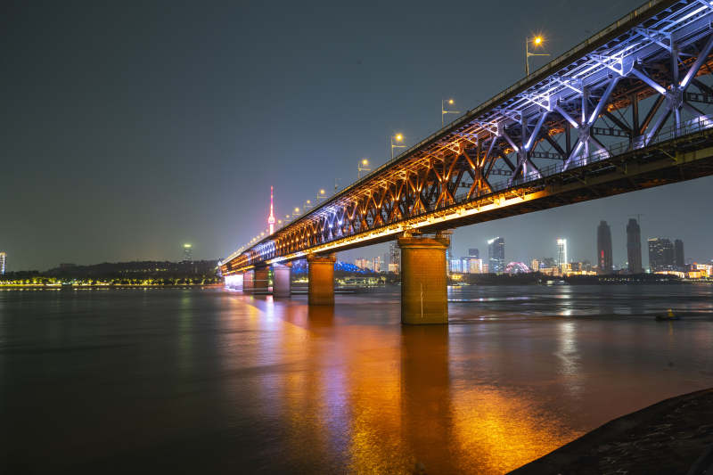 夜桥映水光图片