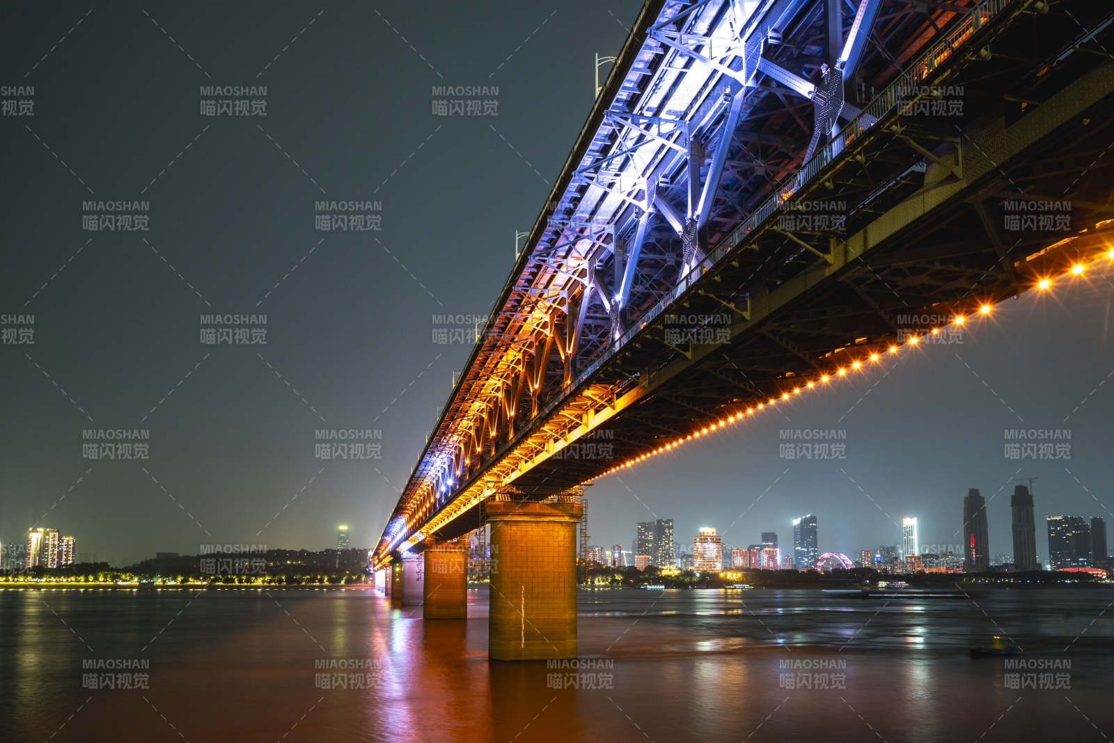 夜桥灯火映城景图片