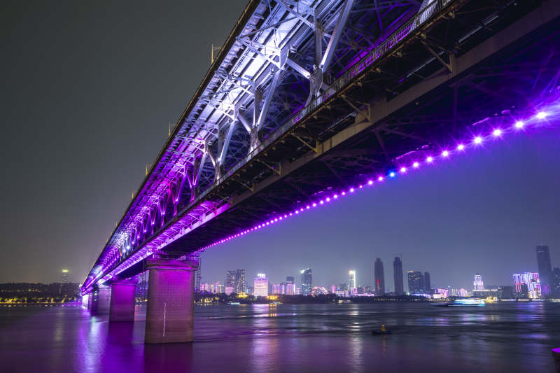 夜色中的紫色大桥图片