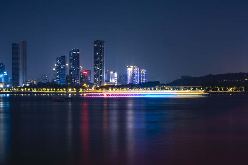 夜幕下的城市灯火图片