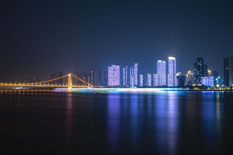 夜幕下的城市天际线图片