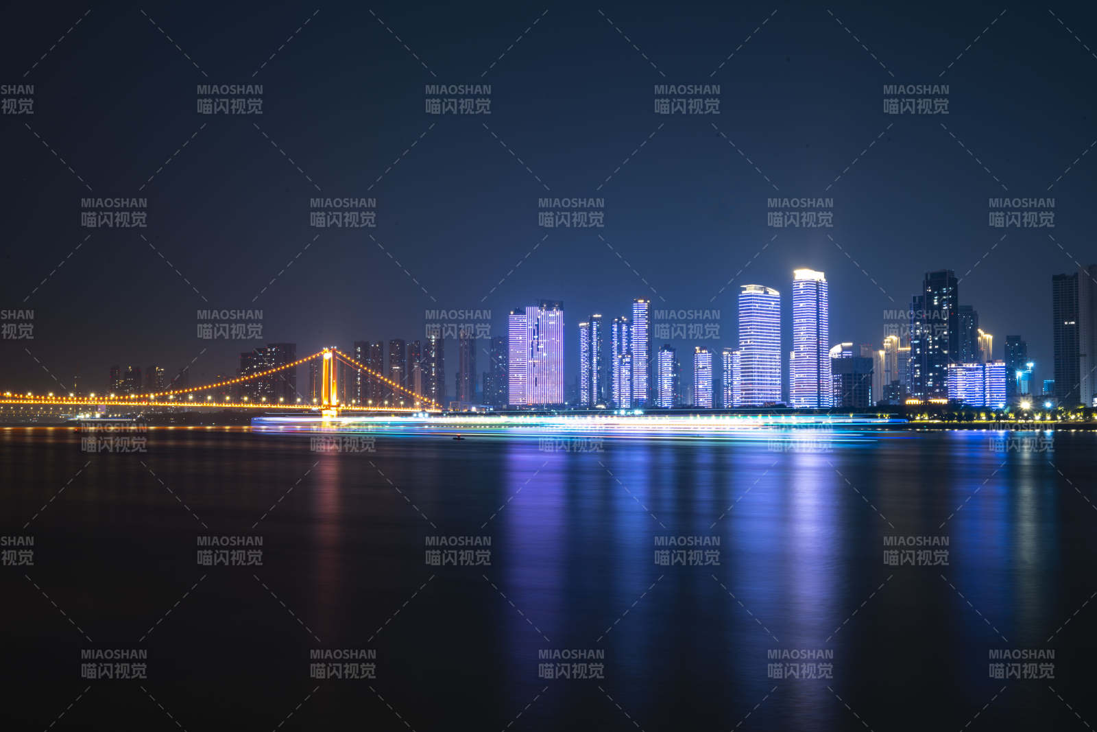 夜幕下的城市天际线图片