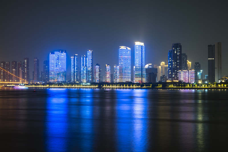 夜幕下的城市天际线图片