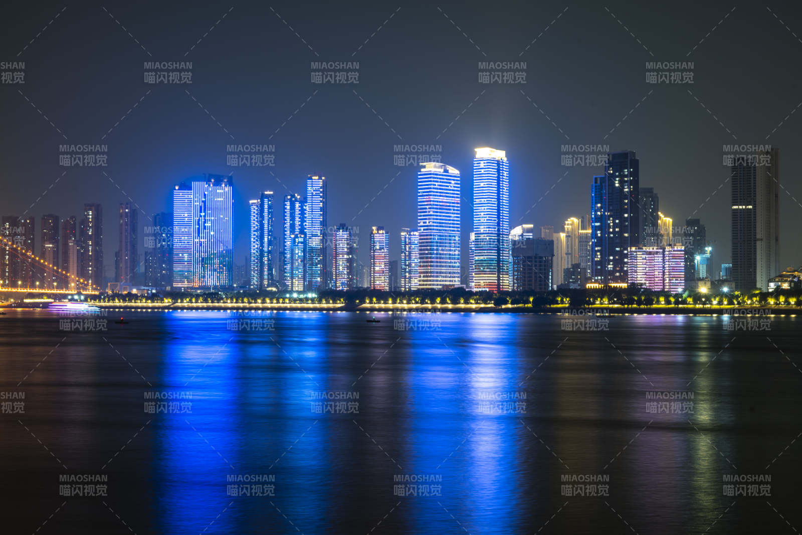 夜幕下的城市天际线图片