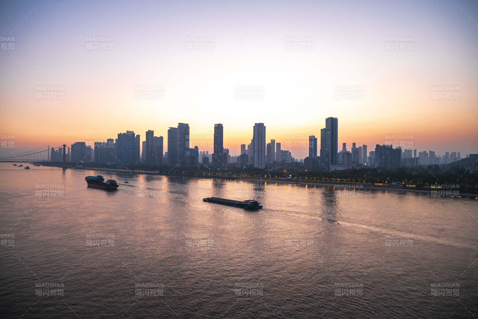 城市黄昏江景图片