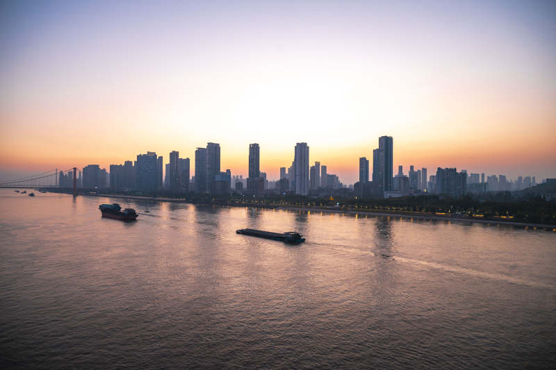 城市黄昏江景图片